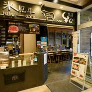 一人焼肉で充足感に満ちたひとときを過ごしてみてはいかが。『御一人様焼肉堪能プレート』は、牛タン、ヒレ、赤身、ロースをはじめ、豚バラ、鶏モモ、ホルモンまでを網羅。肉の魅力に改めて気づかせてくれます。