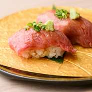 氷見牛の極上カルビを軽く炙って握りに仕立てています。口の中に広がる、柔らかい肉の甘い香り、とろけるような食感。酢飯との相性も抜群です。
・2貫：968円
・5貫：2420円