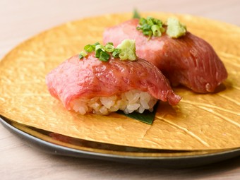 口の中でとろける旨みを堪能『氷見牛炙りにぎり寿司（二貫）』