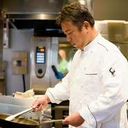 「うまい肉をたらふく食べて、素敵な時を過ごしてほしい」との想いで、一人一人の気持ちに寄り添う料理とサービスを心がけている細川オーナー。幼いころから歩みを共にしてきた「氷見牛」への愛情にあふれています。