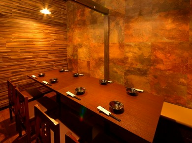 普段の飲み会から大切な日まで利用できる、寛ぎの店内