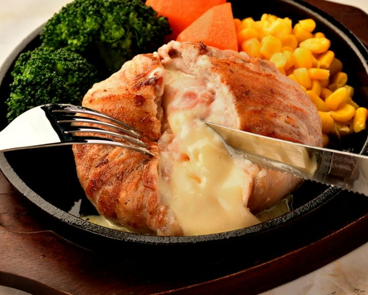 丸ごとカマンベールチーズと豚バラの包み焼き