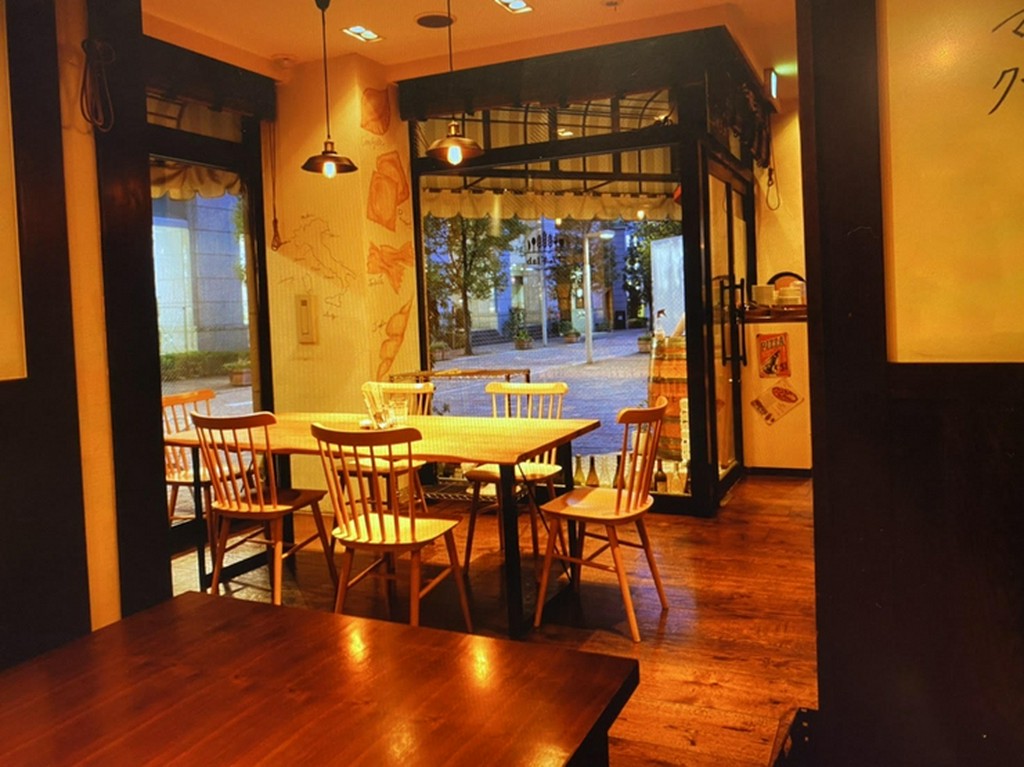 内観：テーブル席は最大6名様からご利用可能です。