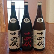 日本酒、焼酎を中心に希少な銘柄、馴染みの酒を取り揃えています
