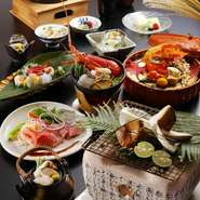 松茸づくしの特別懐石です。
前菜・松茸土瓶蒸し松茸土瓶蒸し・ふぐ叩き造り・本日のお造り・松茸炭火焼・黒毛牛ロース
京の白味噌仕立て　伊勢海老　あわび　小鍋・松茸御飯（土鍋焚き）・水物・甘味・抹茶