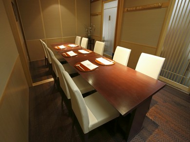 プライベート空間で食事を楽しめる個室も完備