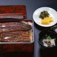 美濃吉は江戸時代、京都所司代より「川魚生洲八軒」の一軒として許可を受け現在に至っております。うなぎは国産の物のみを使用しており、自慢の逸品です。　　　