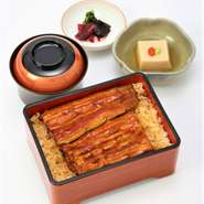 柔らかく蒸した江戸焼うなぎを代々伝わる秘伝のタレで焼き上げました。もちろん国内産の活け鰻にこだわっています。