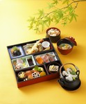 懐石料理を六ツ切りの豪華なお弁当箱に盛り込みました。お昼の会合等におすすめのメニューです。人気の白味噌椀も付いています。
