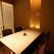 テーブル個室、掘りごたつ式個室など大小４部屋の個室をご用意しております。