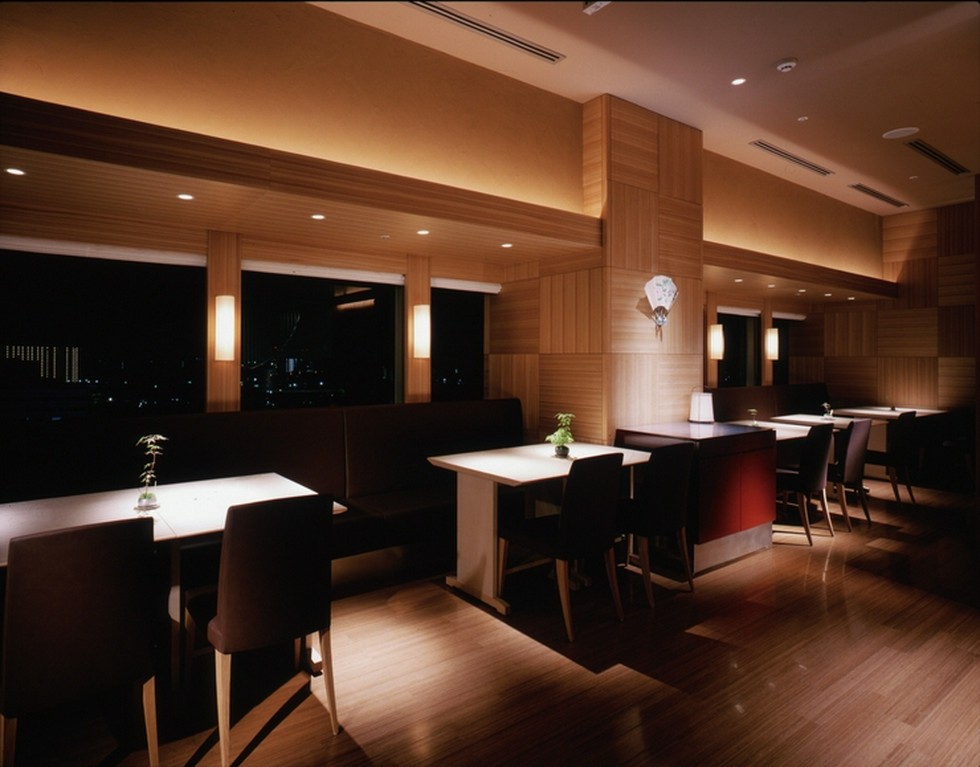 窓側では千葉の街並み、ポートタワーがきれいに見えます。