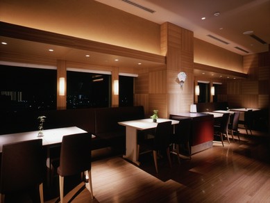 窓側では千葉の街並み、ポートタワーがきれいに見えます。