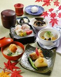 昼の一番人気商品。女性に人気の白味噌仕立てのお椀物など京都ならではの一品です。
