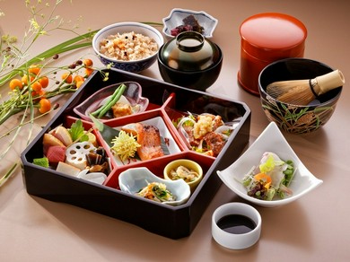 旬の食材を使った料理でゲストをおもてなし