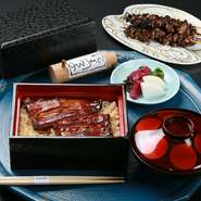 みのきち名物のうなぎでございます。お昼はシンプルにお重と肝吸と香の物のみ。店で割いたうなぎを丁寧に焼き上げさせていただきます。