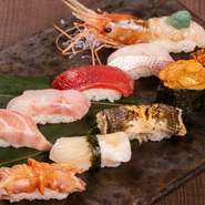 長年取引があり、店主が絶対的な信頼を寄せる仲買人が魚介を買い付けています。時には店主が市場や魚屋から仕入れることも。刺身や握りに加えお酒のお供や揚げ物など、さまざまな調理を施された逸品が揃っています。