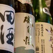 日本酒は常時30種類ほどがラインナップし、界隈でも圧巻の品揃えを誇ります。プレミアムな銘柄が驚くほどの低価格で飲めるのも魅力。沼津市や藤枝市、富士市など静岡県内で醸造されている地酒も充実しています。