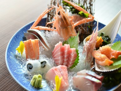 訪れる人がこぞって注文をする看板メニュー『刺身盛り合わせ(上) 一人前~』