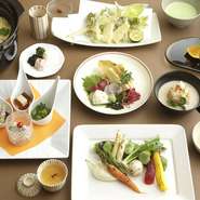 こだわりの目利きで選り抜いた旬味を、熟練の職人技で昇華した料理が自慢。さらに、安定感溢れるホスピタリティで客人の心を解きほぐすのをアシストしてくれるとあって、接待や会食に重宝されるのも頷けます。