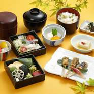 懐石や御膳メニューは月替わりでご用意しております。旬の食材を丁寧に調理した京料理。毎月変わるため、来店するたびに新しい味に出会えます。