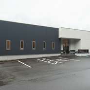 福井北ICからすぐ、大本山・永平寺へと続く国道沿いにある【キッチン天山】は、地元客から観光客まで幅広く愛されるお店。駐車場＆店内は広々で、ゆったりくつろげます。食後には無料のコーヒーサービスもあり。