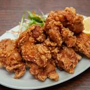 人気の『唐揚げ』は、花椒を焙煎してすりつぶした自家製山椒塩がポイント。磨きゴマを焙煎してペースト状にした芝麻醤やラー油なども手づくりにこだわり、出来合いではないオリジナルの味で提供しています。