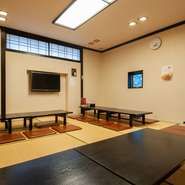 店内にはテーブル席、板張りの小上がり席に加えて、和風の座敷席も完備。畳の座敷で足を伸ばしてゆったりくつろぐことができます。テーブルレイアウトも自由に変えられるので、各種規模の宴会にも最適です。