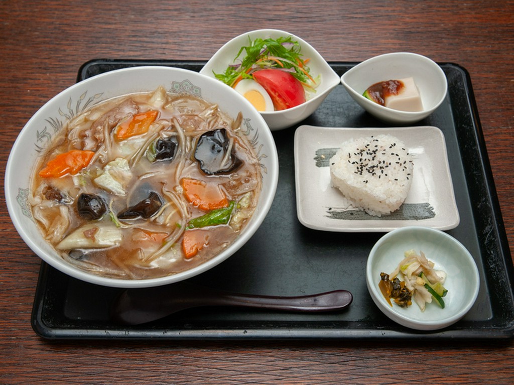 永平寺そばやごま豆腐など、ご当地グルメも楽しめる