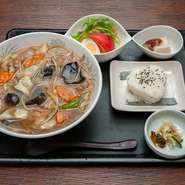 曹洞宗の大本山・永平寺への道中にあることから、休日を中心に観光客も多いという【キッチン天山】。『参道そば』や『ご当地セット』など、ご当地グルメを楽しめるメニューもあります。定食にも永平寺のごま豆腐が。