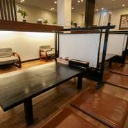 小上がり席や座敷席で使える高座椅子やキッズチェアなどもあり。正座が難しい高齢者の方や、赤ちゃん、お子さま連れのファミリーでも、快適に過ごすことができます。プレゼント付き『お子様プレート』も。