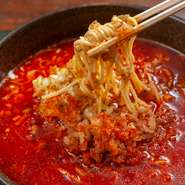 辛党からの要望に応えて生まれた『やみつき坦々麺』は、見た目のインパクトも大の激辛麺。トッピングもシンプルにネギとザーサイのみで、深い辛さを堪能できます。辛さの奥に旨みがクセになり、リピ率も高い一品。