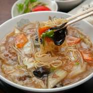 当店でも人気の高いメニューが『あんかけラーメン』。とろみスープには野菜がたっぷり入っていて、ボリュームを求める男性はもちろん、健康志向の高い女性からも支持されています。ぜひ一度味わってみてください。