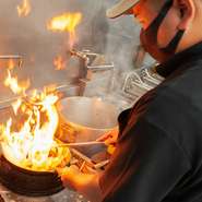 「ゲストの顔を覚えるのが得意」と胸を張る店主。常連客一人ひとりの顔と名前、好みやこだわりなどを記憶し、それぞれに合わせたサービスを心がけているとか。もちろん、初来店のゲストもおもてなしの心で迎えます。