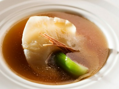 吉切鮫フカヒレの姿煮　牛、豚、老鶏のブラウンスープ　シノワ風