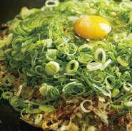 自家製の油かすを使った自慢の1枚。更に京都の伝統的な地野菜である『九条葱』がふんだんに使用されています。