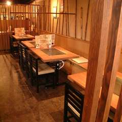 気軽にサクッと飲んで食べて楽しめるテーブル席も20席あり。