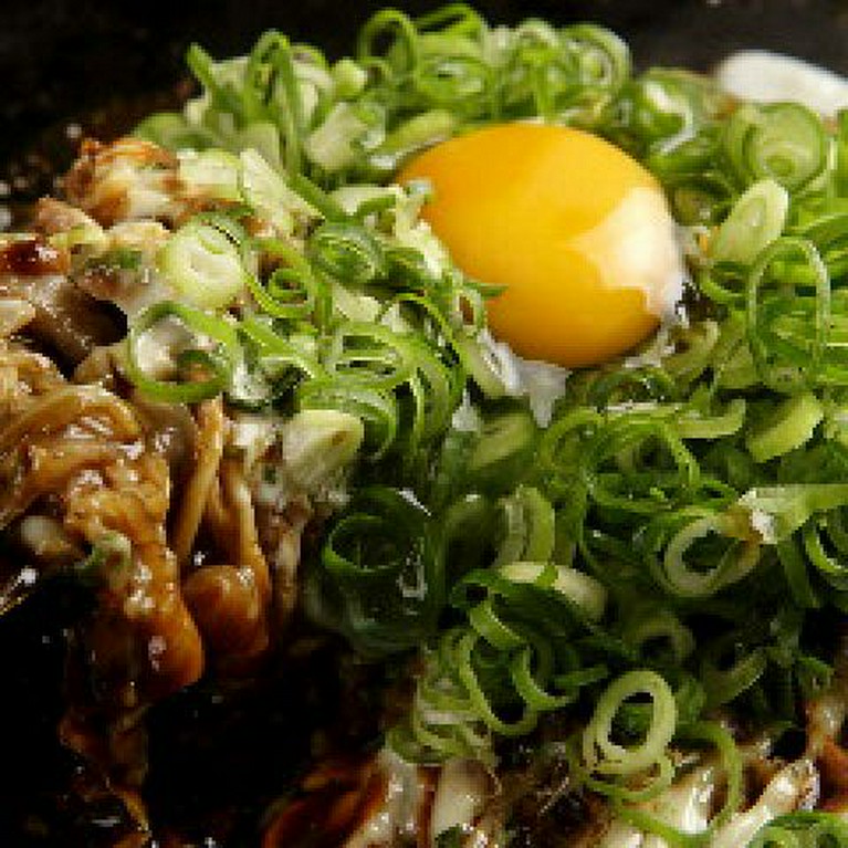 たっぷり九条ネギと生卵を絡めて食べる特製たぬき焼き