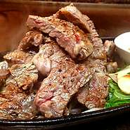 柔らかい肉質のステーキをレアに仕上げ、山盛りに盛り付けました。特製ソースを絡めてお召し上がり下さい。