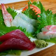 鮮度抜群のお刺身をご堪能くださいませ。刺身類は、日々変わりますので、お気軽に店主にお尋ねください。＊お酒のご注文をされたお客様のみオーダー可