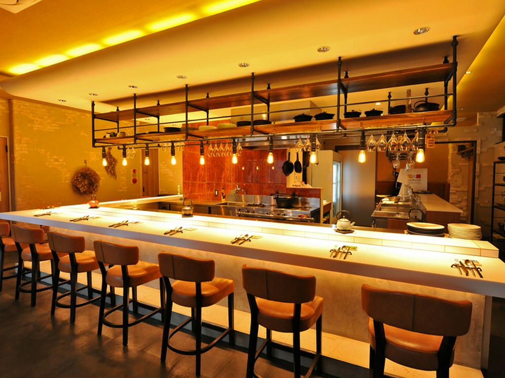 キッチンとの程よい距離感が絶妙。居心地抜群のカウンター席