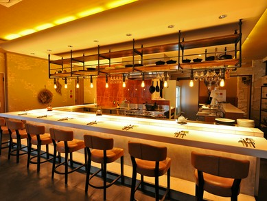 キッチンとの程よい距離感が絶妙。居心地抜群のカウンター席