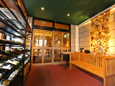 料理のおいしさを引き立てる、軽めのワインを中心にセレクト