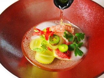 スパークリングワインを注いで味わう、季節のフルーツを使った大人の前菜