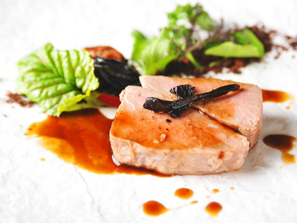 長時間の火入れで旨みを閉じ込めた『短角牛の炭火焼』