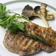 寒暖差のある豊かな自然に恵まれた山形 金山町の牧場で愛情たっぷりにお米とホエーで育った米の娘豚は栄養たっぷりで、ビタミンEが一般の豚肉の4倍。1,870円～／200g～