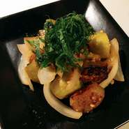 有名な『山形のだし』と同じように、食欲のない時にご飯がススムようにと昔から伝わるお料理です。
揚げ炒めした茄子に玉ねぎ・鶏そぼろを加え味噌ベースで仕上げ、最後に大葉を散らした郷土料理です
当店No１人気！