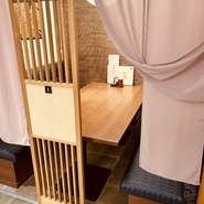 のれん仕切り半個室(ベンチシート)です。段差もなく背もたれもあり、人気のお席です。