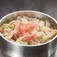 かに身と季節の食材を釜飯にてご用意いたします。
炊き立ての風味と旨味を味わえるかに釜飯は、甲羅名物のひとつです。

※写真はイメージです。