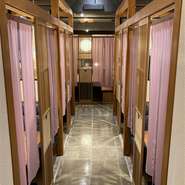 店内は安心してお召し上がりいただくために落ち着いた空間を目指しています。