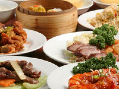 多彩な料理を食べられる飲み放題付きのコース料理